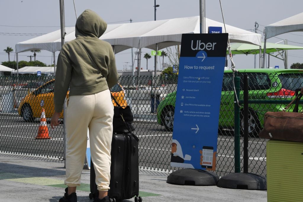 Usuarios de Uber tendrán que tomarse una selfie para demostrar que llevan cubrebocas y así poder usar el servicio