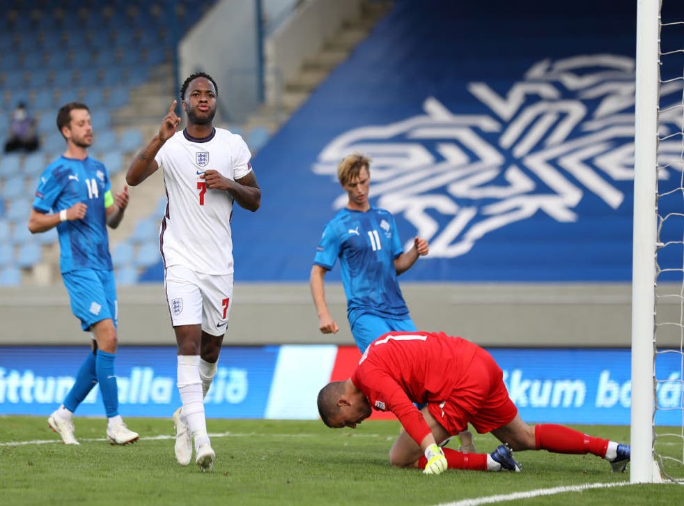 Raheem Sterling celebra el gol de la victoria de Inglaterra sobre Islandia 