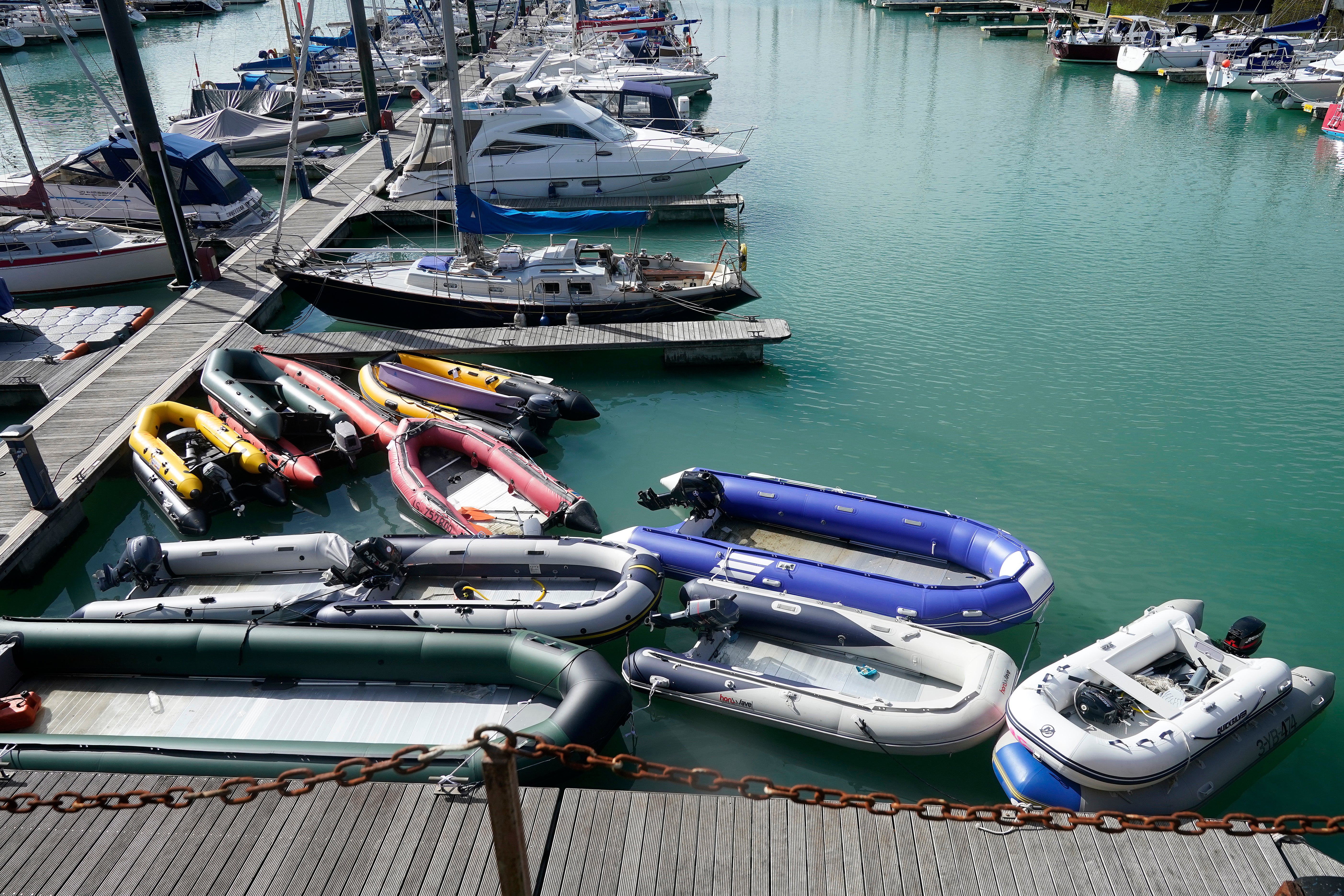 Los botes inflables, que se cree que fueron utilizados por los migrantes para cruzar el Canal, se almacenan en Dover Marina.