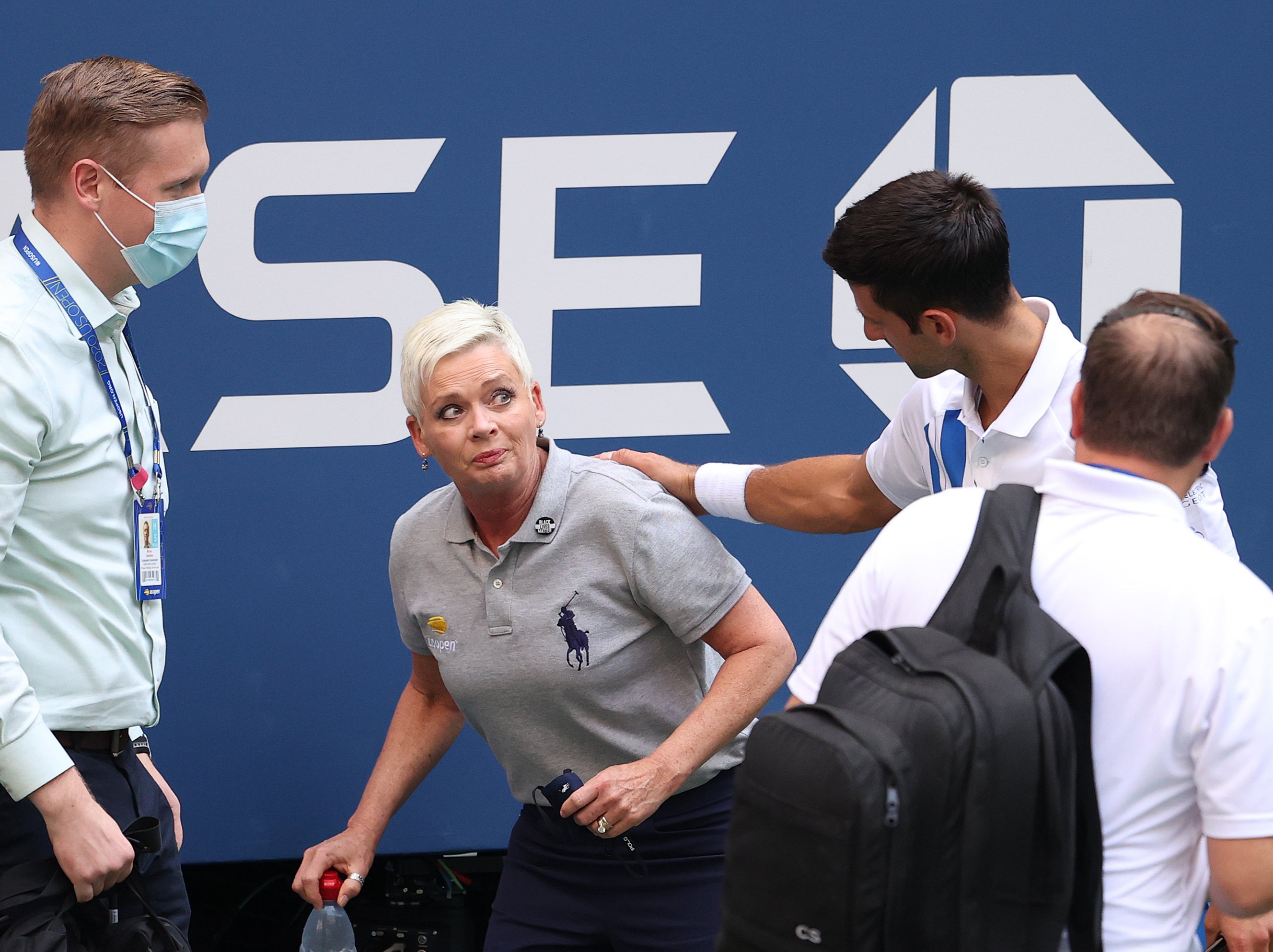 El tres veces campeón del US Open Novak Djokovic se disculpó por el accidente