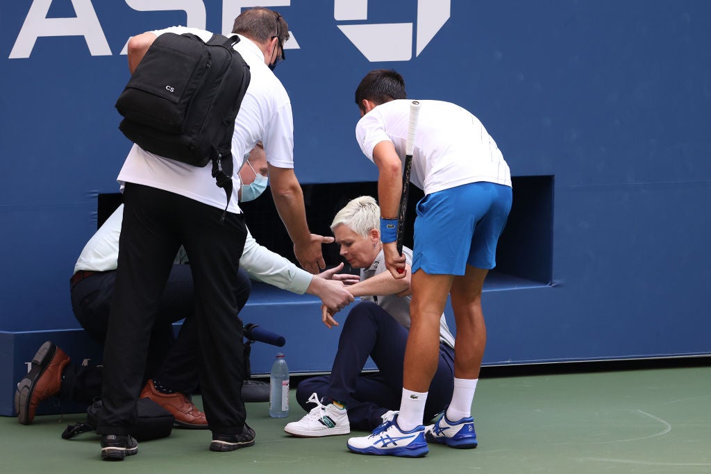 Djokovic corrió a auxiliar a la juez de línea, sin embargo tuvo que ser expulsado.