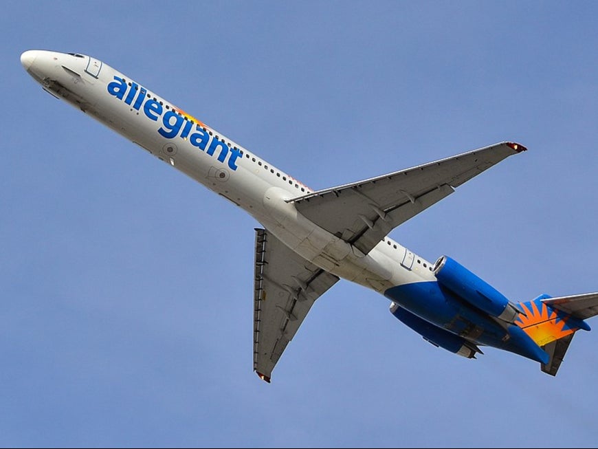 Los pasajeros de Allegiant Air se han quejado de que el personal no usa las máscaras correctamente