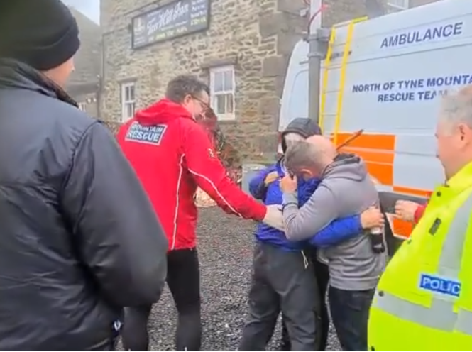 Harry Harvey es abrazado por su familia después de que se reunió con ellos después de cuatro días desaparecido en Yorkshire Dales.