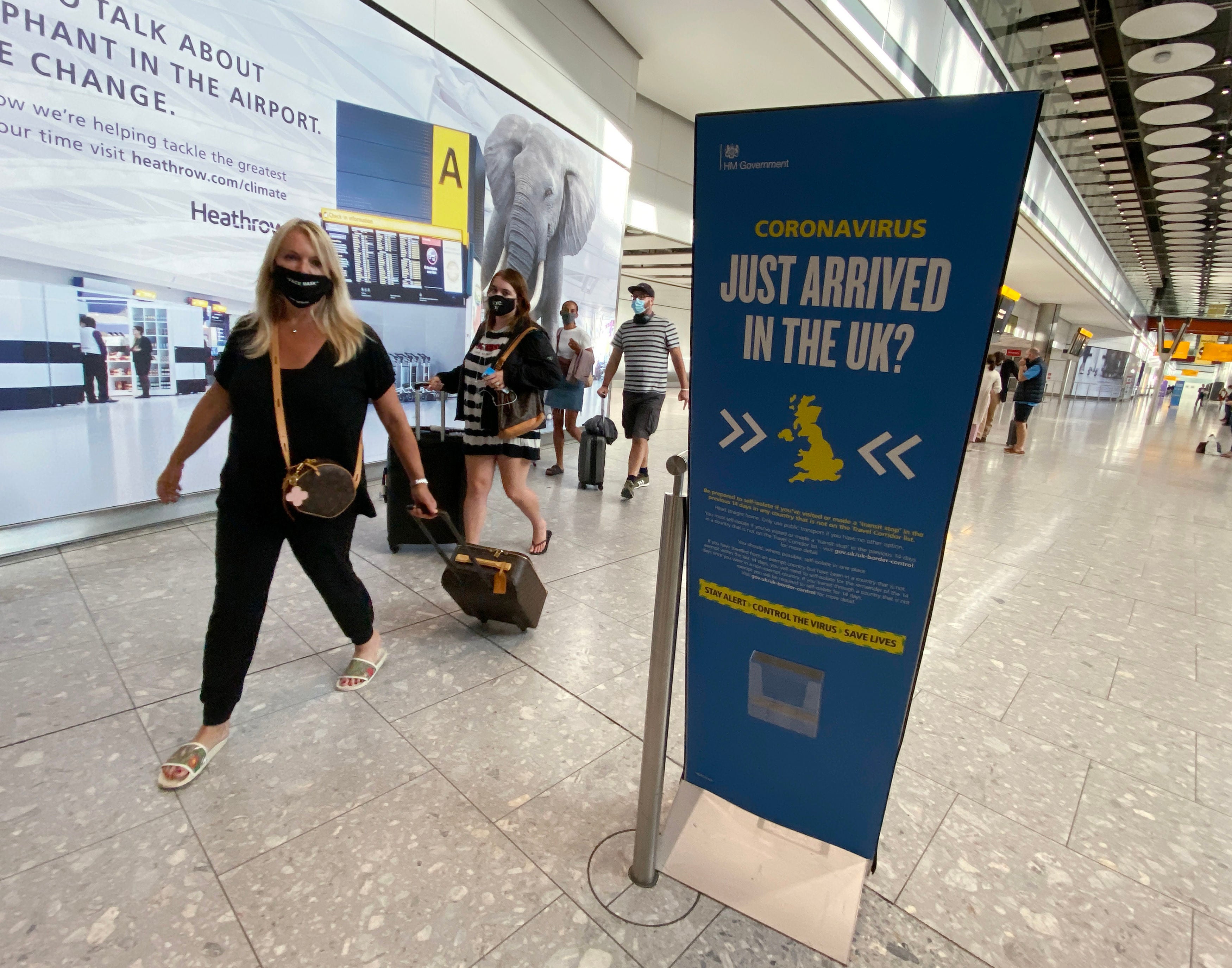 Los pasajeros llegan al aeropuerto de Heathrow desde la isla griega de Mykonos, horas antes de que entre en vigor la cuarentena de las 4 am.