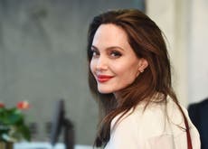 Angelina Jolie tiene encantador gesto con niños que venden limonada