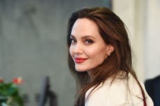 Angelina Jolie tiene encantador gesto con niños que venden limonada