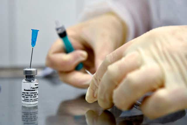 AstraZeneca había dicho que una paciente desarrolló síntomas neurológicos graves que obligaron a poner en pausa las pruebas.