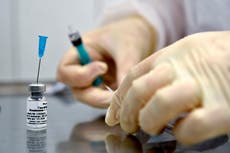 AstraZeneca y Universidad de Oxford reanudan pruebas de vacuna contra coronavirus