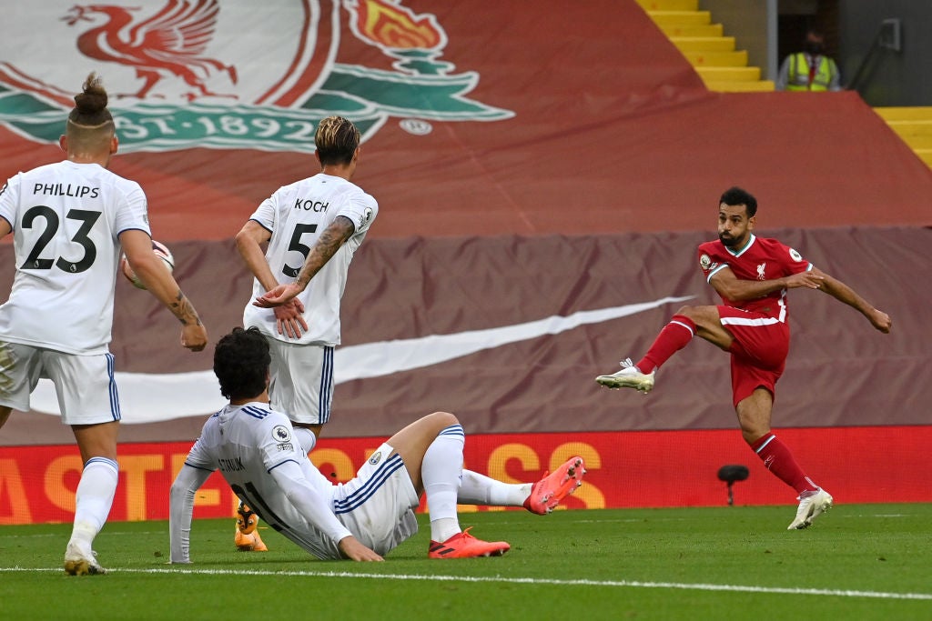 Mo Salah anota su segundo para darle al Liverpool la ventaja en el descanso contra el Leeds