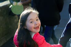 Piden que Amazon deje de vender camisetas que promueven discurso de odio contra el síndrome de Down