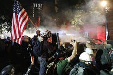 Portland: Hombre afroamericano agrede verbalmente a manifestantes