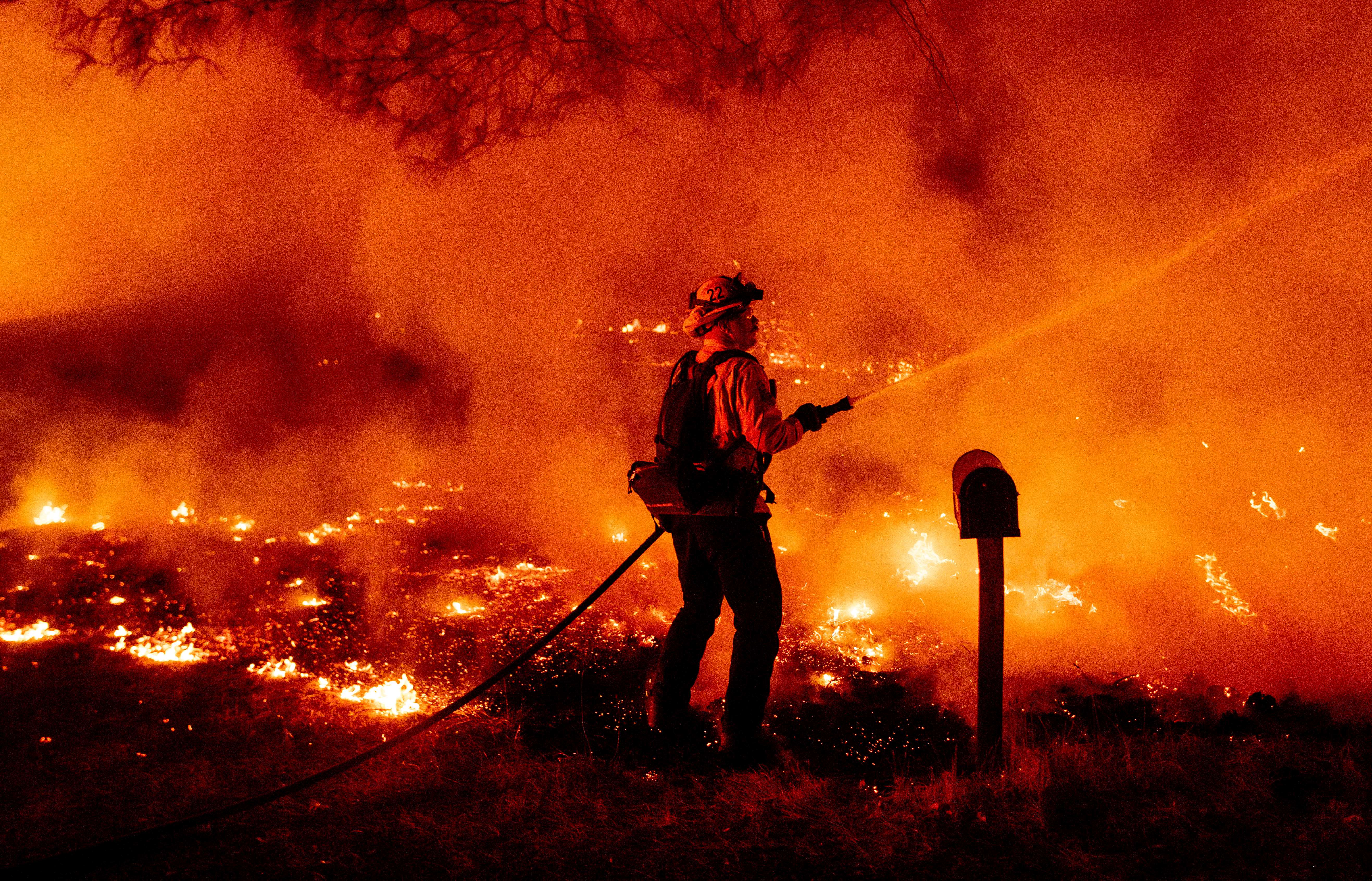 Un bombero del condado de Butte apaga las llamas en el incendio Bear en Oroville, California, el 9 de septiembre de 2020