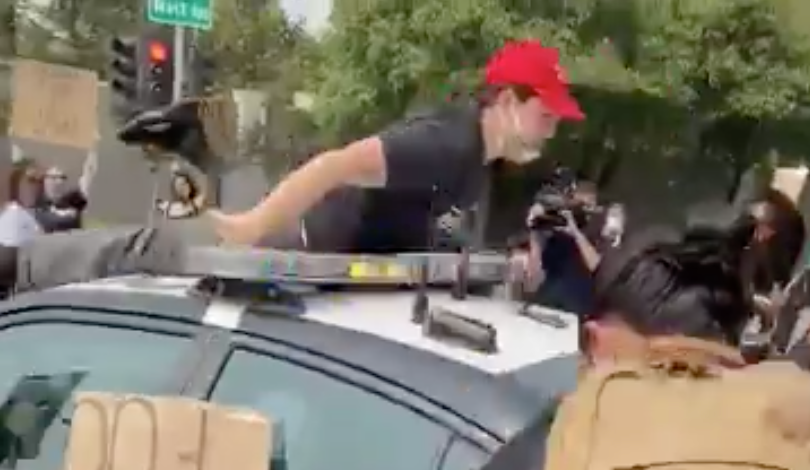 Un manifestante anti-Trump resultó herido en Sacramento después de caer del techo de un vehículo de patrulla de carreteras al que se había subido.