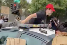 Policía atropella a manifestante anti Trump en California