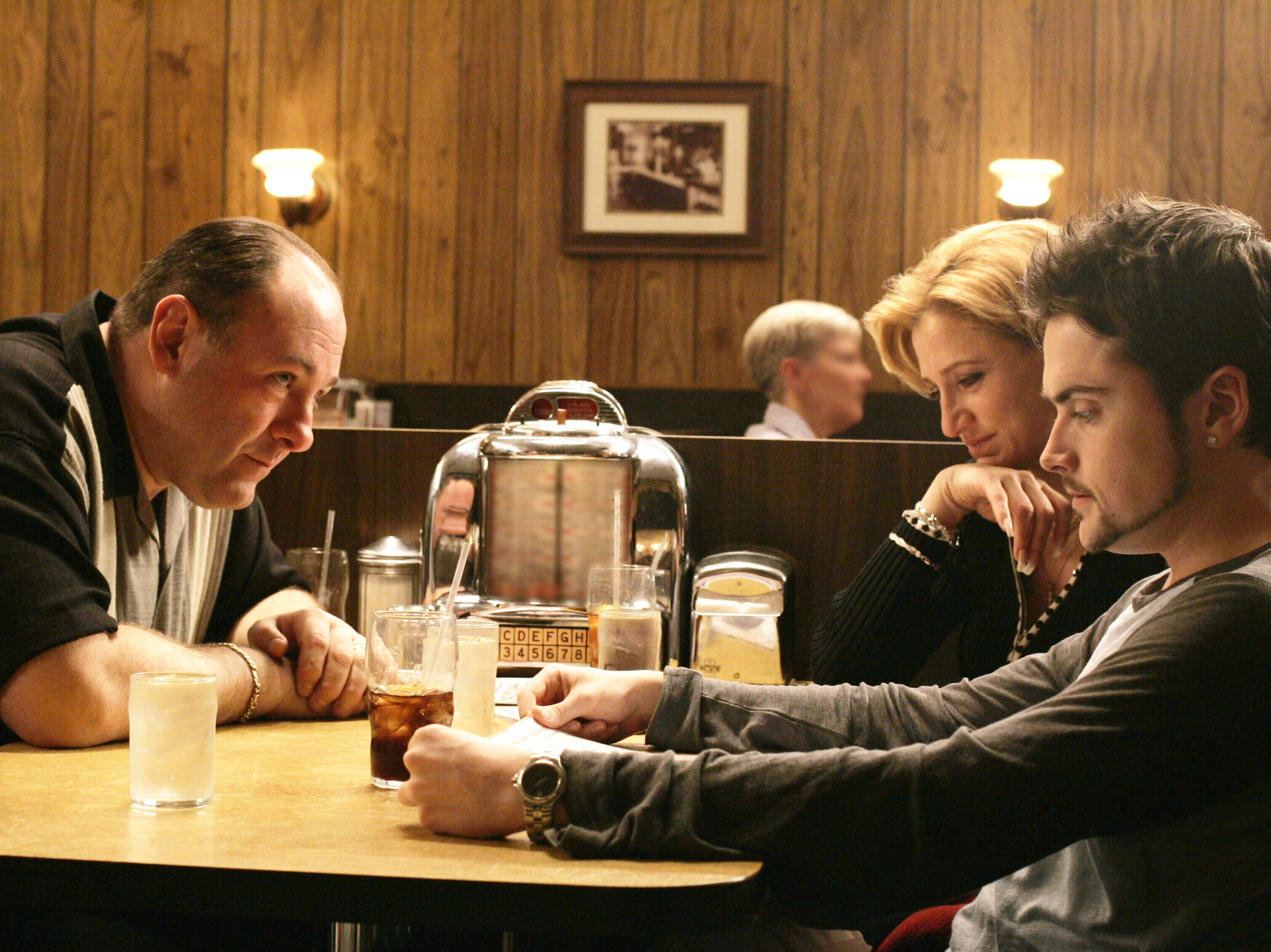 No dejes de creer: Tony (James Gandolfini), Carmela (Edie Falco) y AJ (Robert Iler) disfrutan una última cena familiar