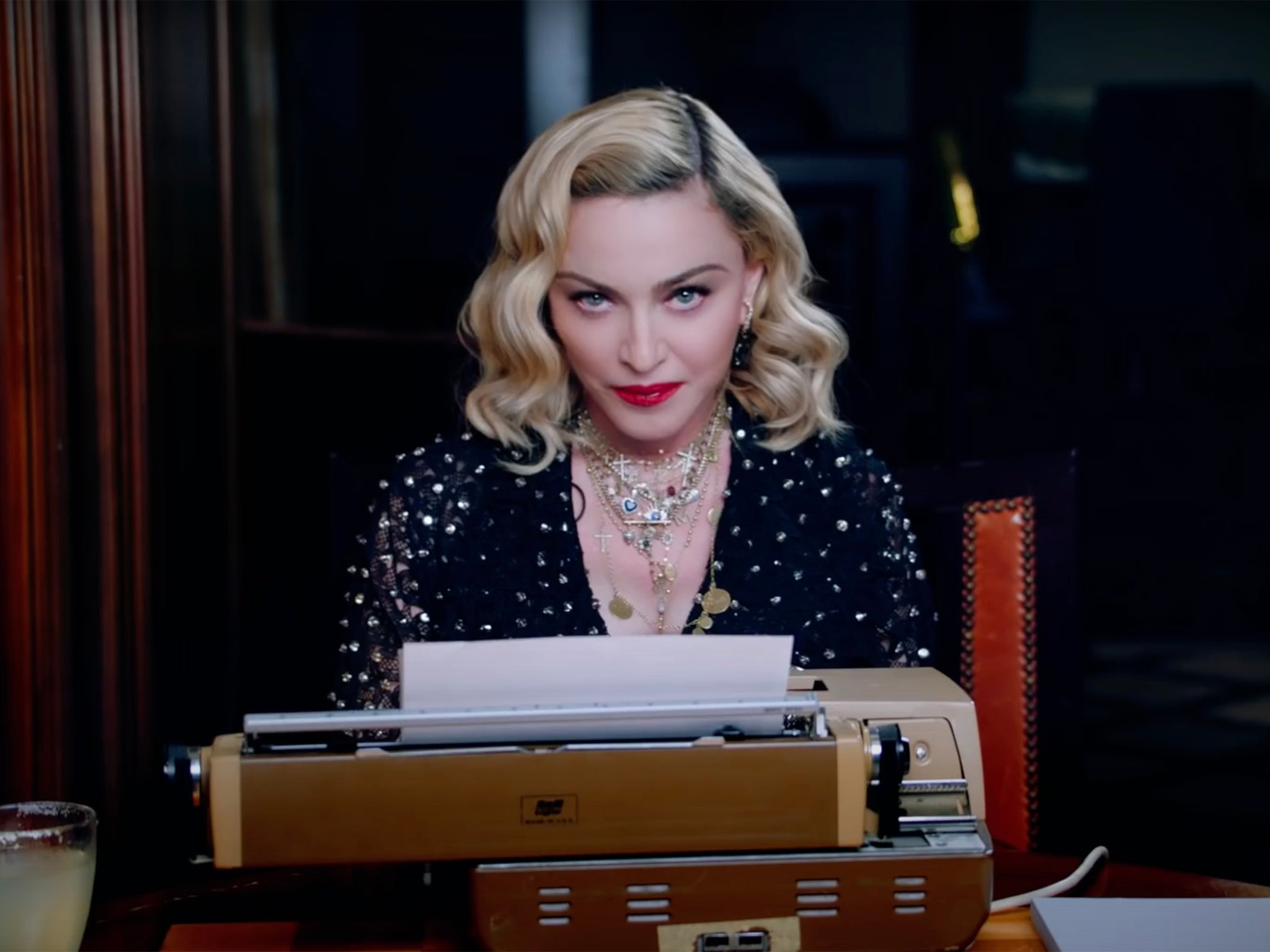 Madonna en su máquina de escribir anunciando su gira 'Madame X' en 2019