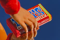 Idris Elba critica explotación infantil en la industria chocolatera