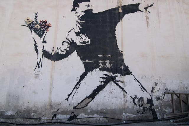 El mural de Banksy 'The Flower Thrower', fue pintado en un muro de Jerusalén en 2005