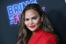 Chrissy Teigen revela lo duro que ha sido guardar reposo en cama durante su “difícil” tercer embarazo