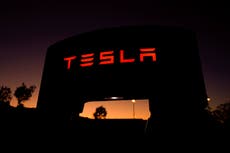 Conductor de Tesla se queda dormido mientras el automóvil viaja a 150 kph en piloto automático