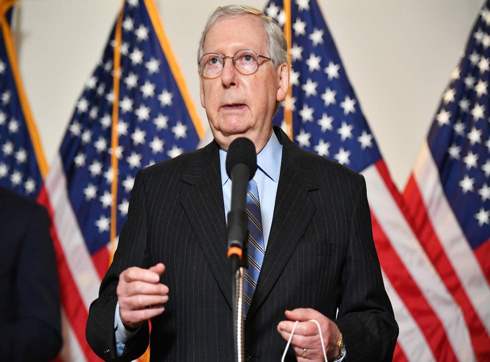 El rival de Mitch McConnell en la carrera por el Senado de Estados Unidos lo ha acusado de negarse a participar en debates moderados por mujeres.