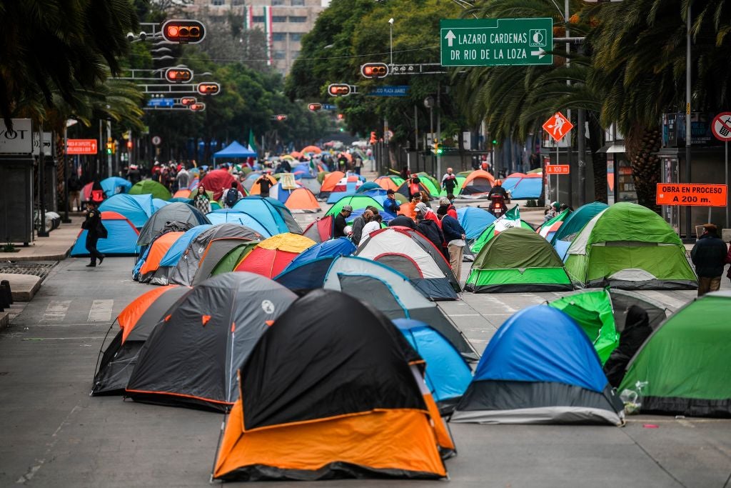 Opositores del presidente Andrés Manuel López Obrador acamparon este domingo en el centro de la Ciudad de México.