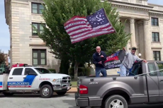 Simpatizantes de Trump desfilaron en Carolina del Norte y lanzaron gritos racistas