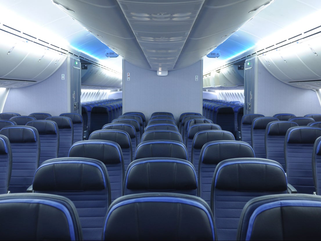 Debido a la proximidad que hay entre las personas en un avión, el riesgo de contagio se incrementa al no poder guardar el distanciamiento social