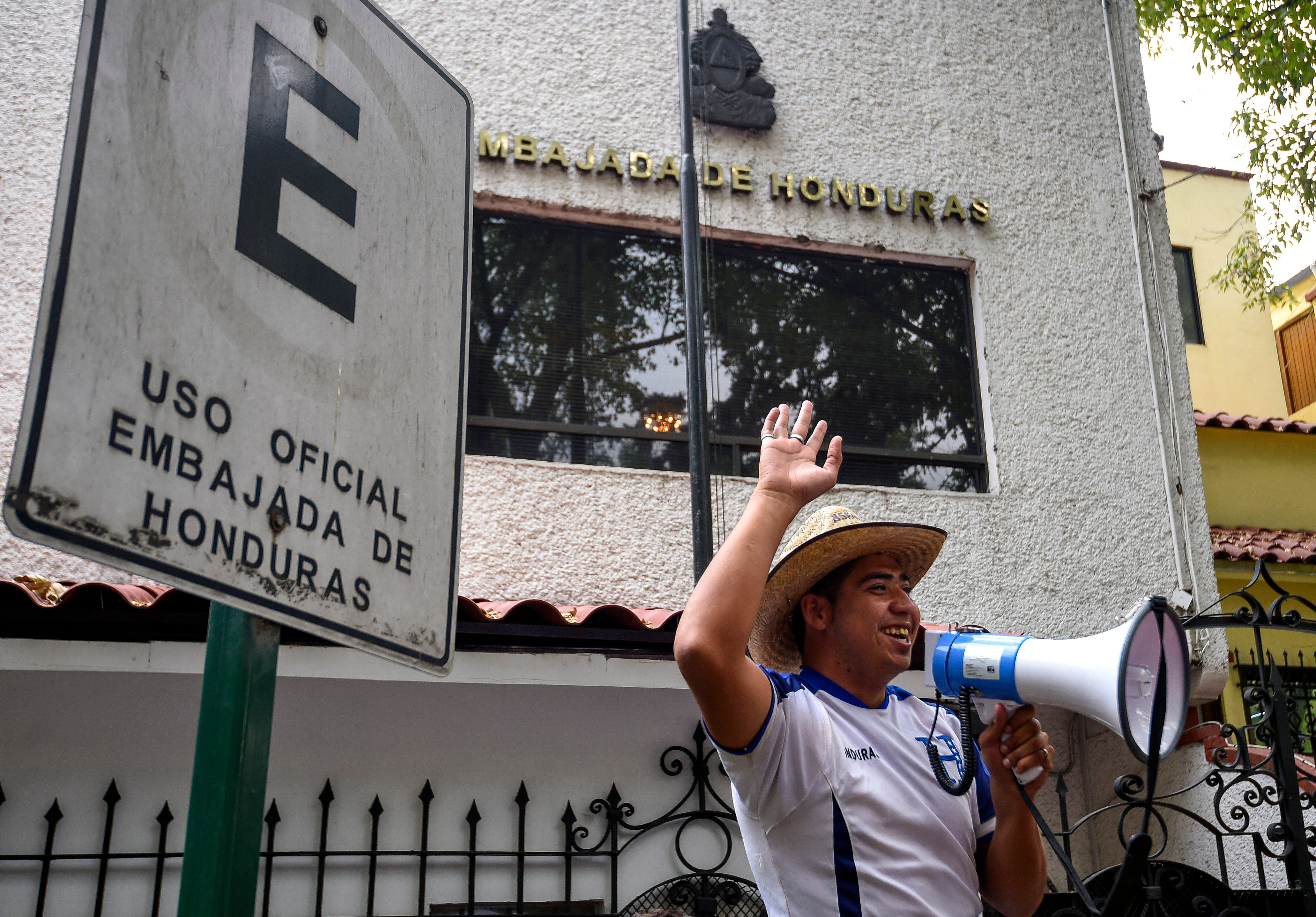 Migrante hondureño forma parte de protestas afuera de la embajada de Honduras en México. Abril, 2018.