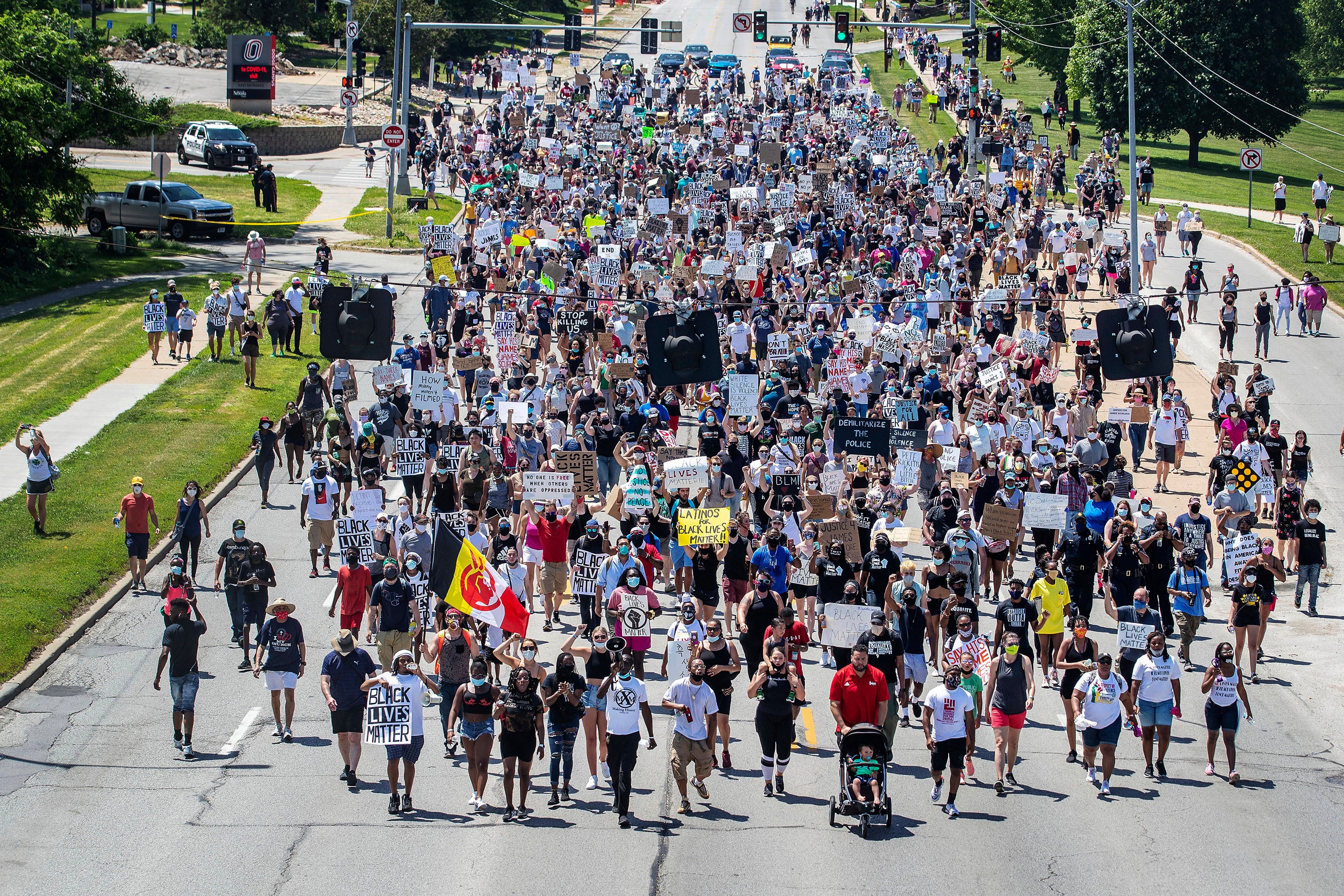 Multitudes marcharon en memoria de James Scurlock, quien fue asesinado en Omaha, Nebraska en medio de protestas.