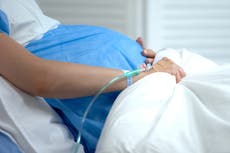 Bebé muere en India después de que un hombre abriera el vientre de su esposa