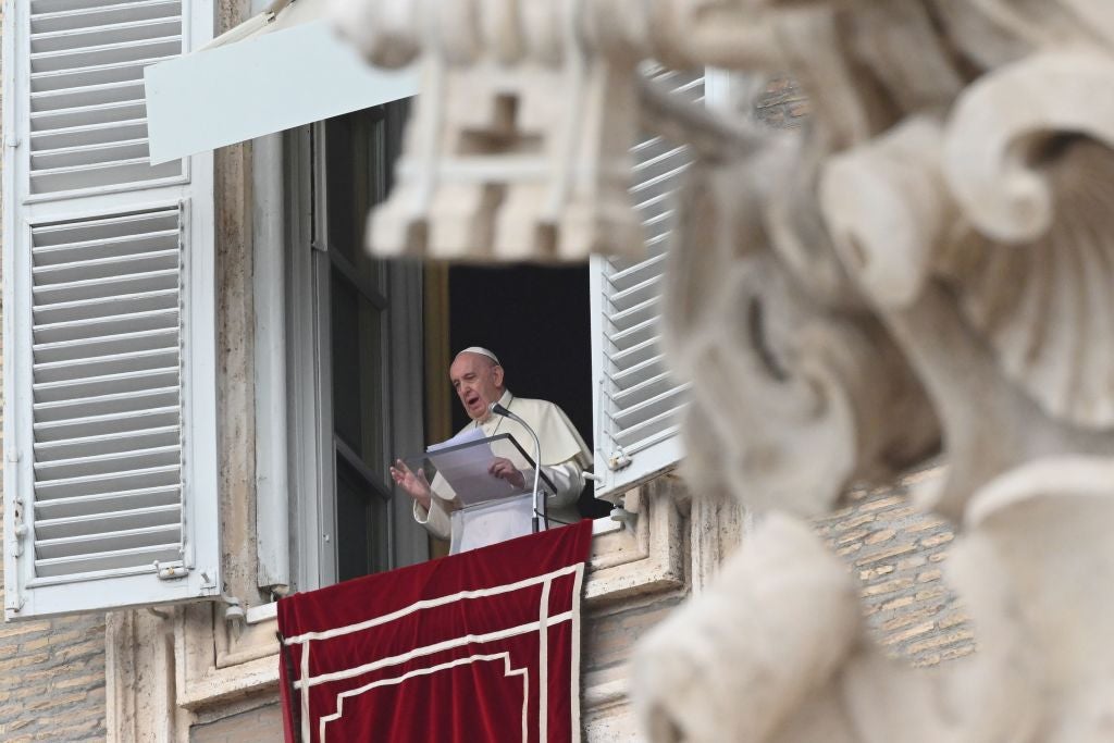El papa Francisco habla desde su ventana este lunes 21 de septiembre.