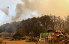 Enorme incendio forestal en California amenaza hogares