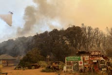 Enorme incendio forestal en California amenaza hogares