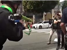 Policía de Los Ángeles publica video del ataque de un oficial con una bala de espuma a un manifestante