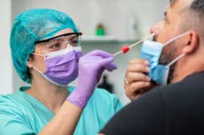 Médicos en Perú exigen mejores sueldos en medio de pandemia