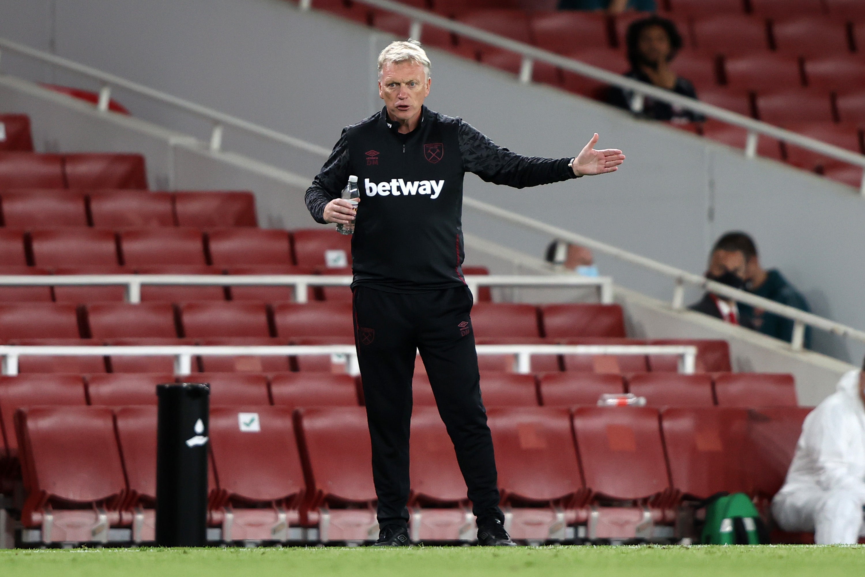 David Moyes, entrenador de West Ham United da instrucciones a su equipo durante el partido de la Premier League entre Arsenal y West Ham United en el Emirates Stadium el 19 de septiembre de 2020 en Londres, Inglaterra.
