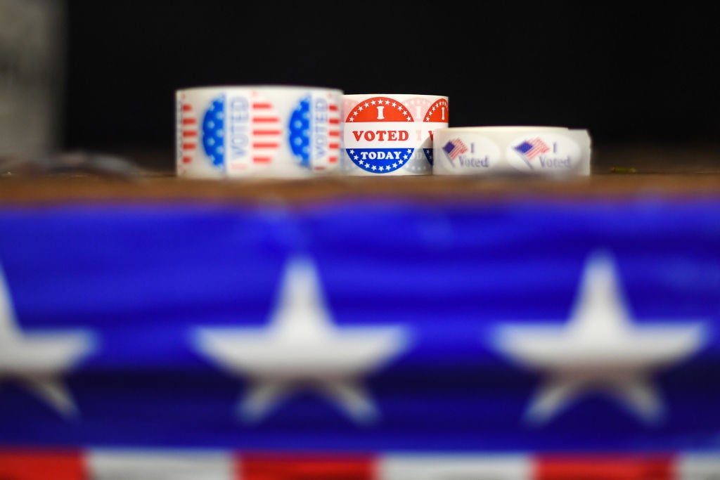 Las calcomanías que dicen "Voté hoy" se entregan a los votantes en las primarias demócratas en Filadelfia, Pensilvania, el 2 de junio de 2020.