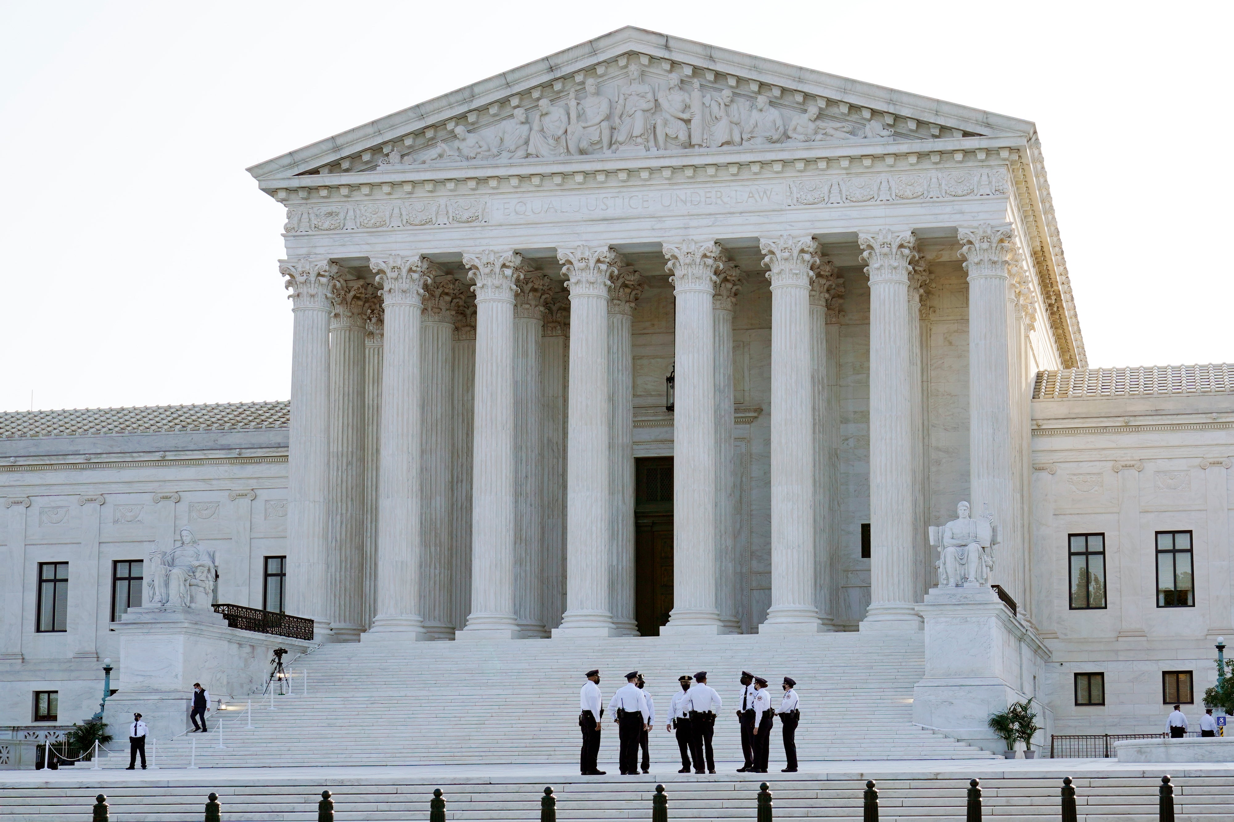 Homenaje a Ruth Bader Ginsburg: miles de dolientes acampan para honrar a la jueza mientras descansa en los escalones de la Corte Suprema
