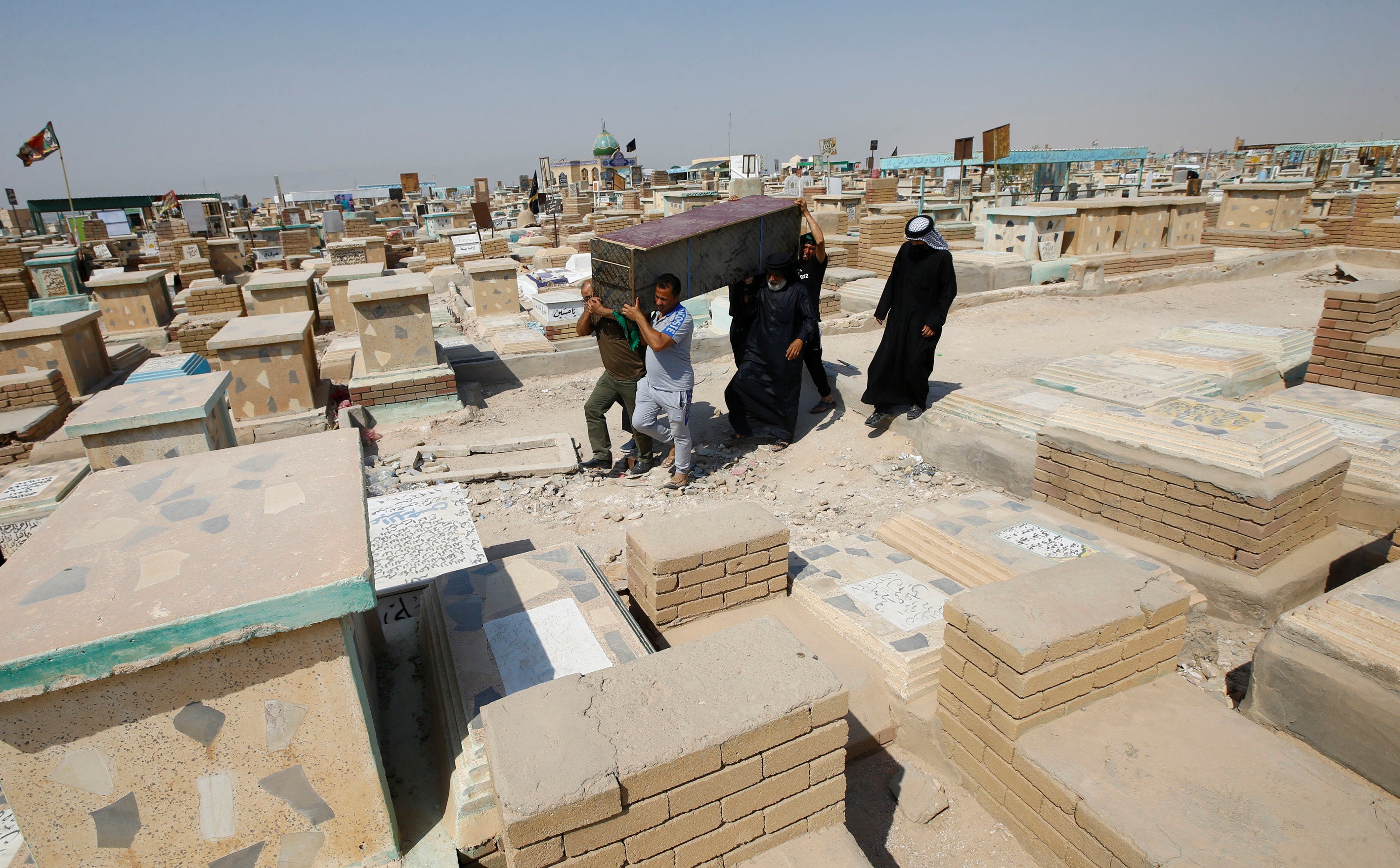 Los iraquíes acuden en masa al cementerio Covid-19 de Najaf para trasladar a sus muertos a otro lugar