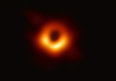 Científicos descubren que agujero negro se tambalea y gira de formas inesperadas