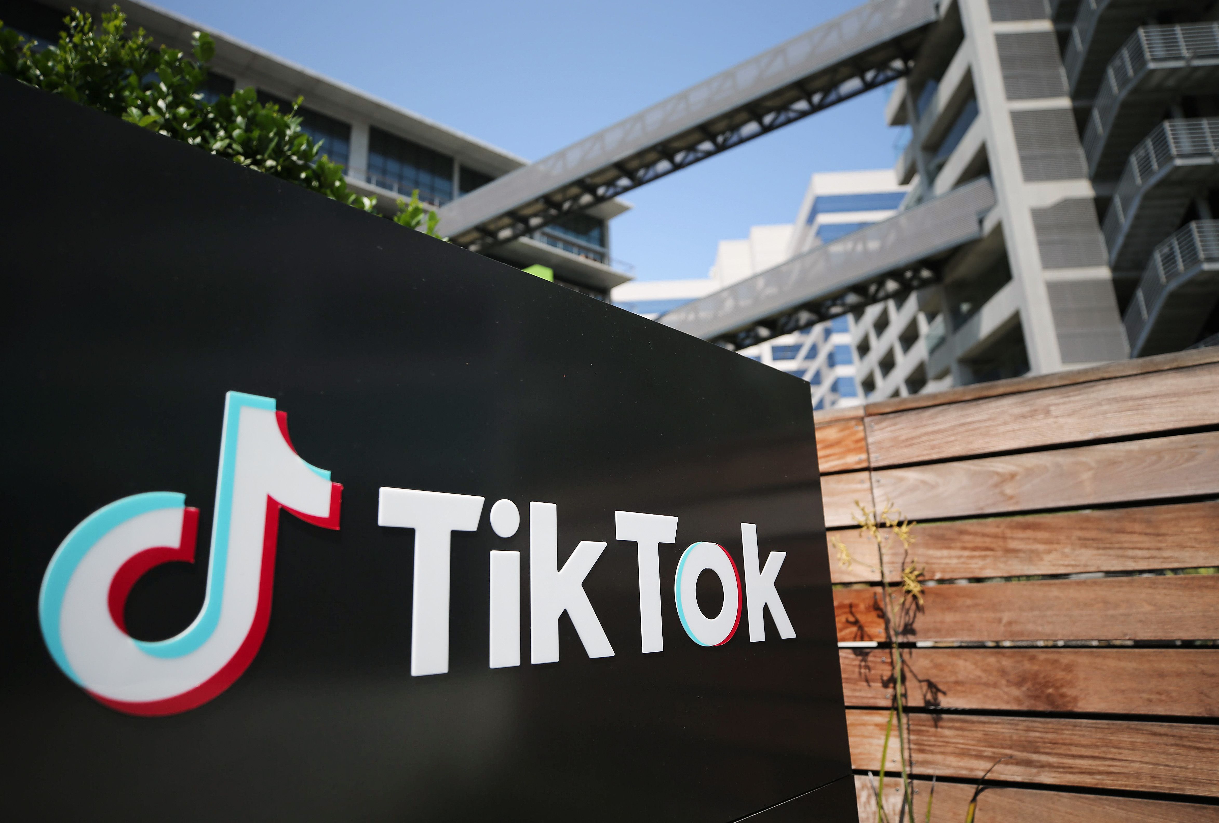Logo de TikTok afuera de las instalaciones de sus oficinas.