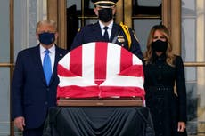 Multitud abuchea a Trump mientras rinde homenaje a Ginsburg