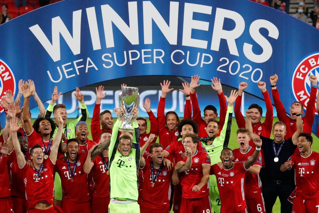 Los jugadores del Bayern Munich celebran tras obtener la Supercopa de Europa al vencer al Sevilla.