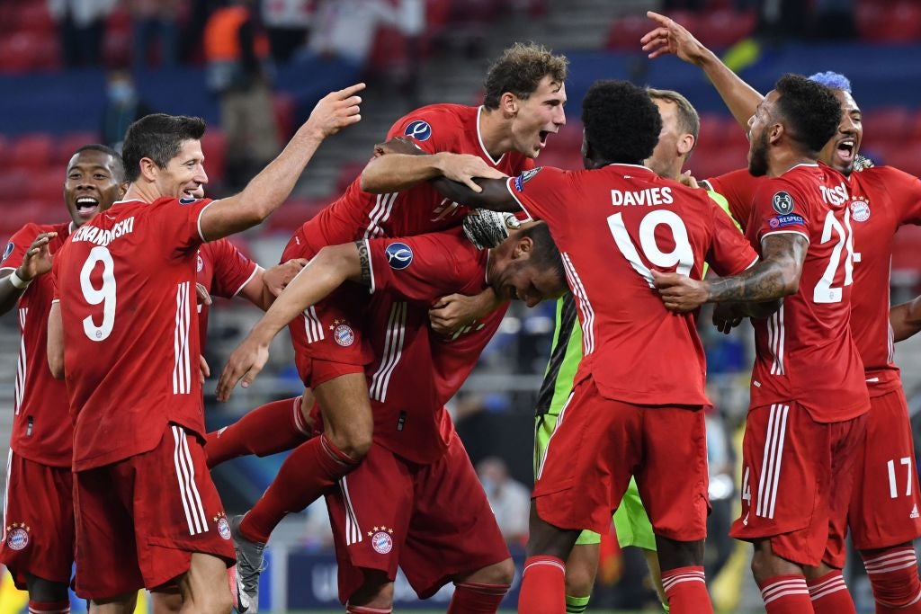 Los jugadores del Bayern Munich celebran tras obtener la Supercopa de Europa al vencer al Sevilla.