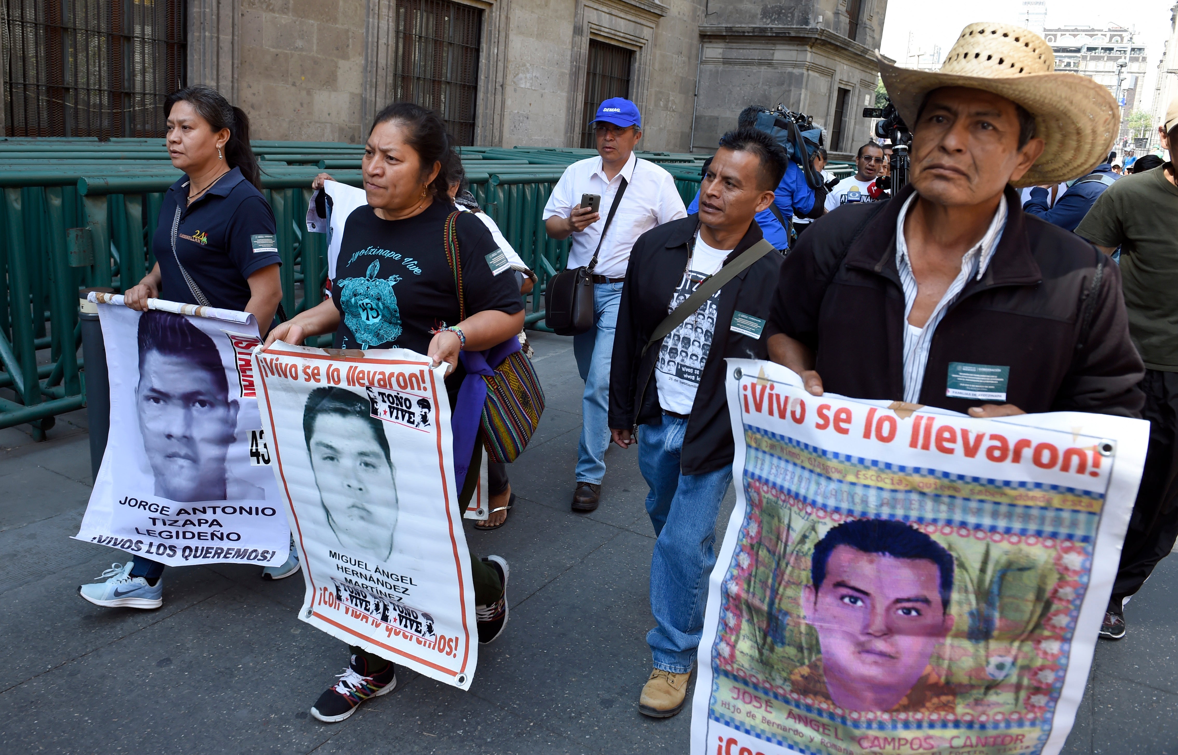 Familiares de los 43 desaparecidos llegan al Palacio Nacional