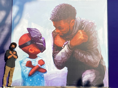 Presentan mural conmemorativo en homenaje a Chadwick Boseman