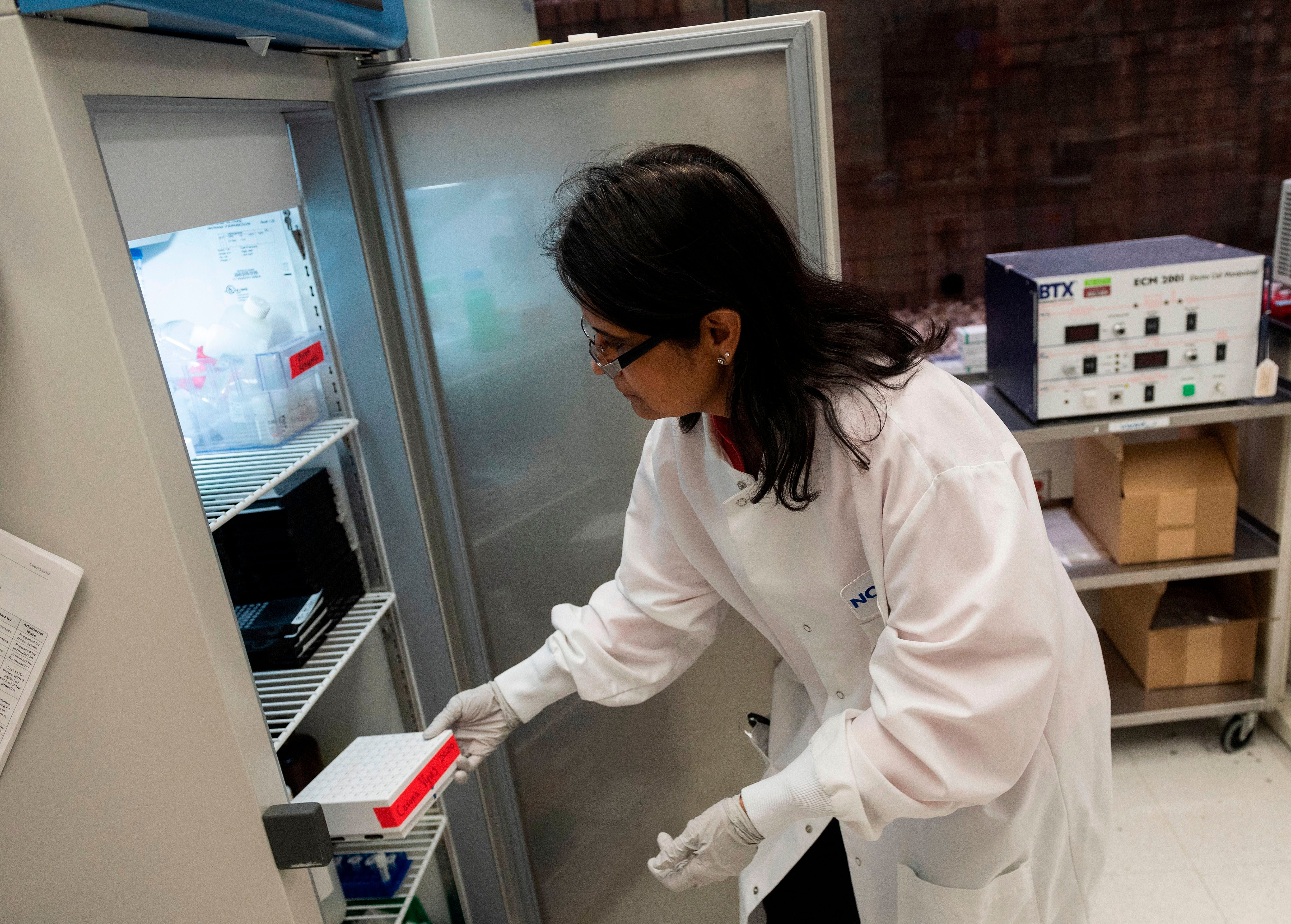 La Dr. Nita Patel realiza pruebas en los laboratorios de Novavax.