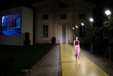 Armani y Ferragamo presentan nuevas colecciones a puerta cerrada en la Semana de la Moda de Milán