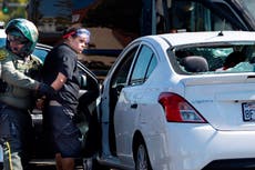Mujer es arrestada después de atropellar a dos manifestantes en California